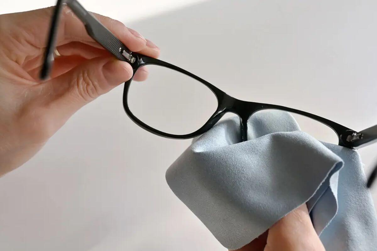 Cleaning eye glasses